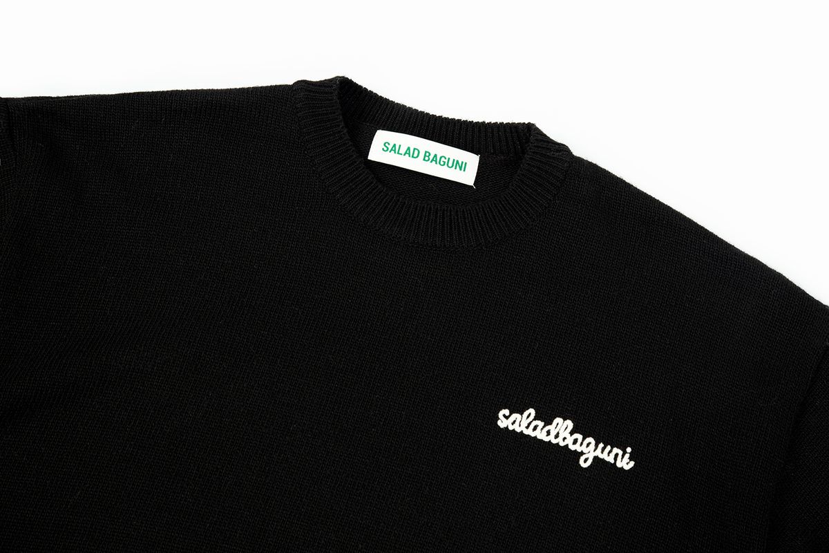 샐러드바구니(SALAD BAGUNI) Lettering Semi-Over Pullover_black