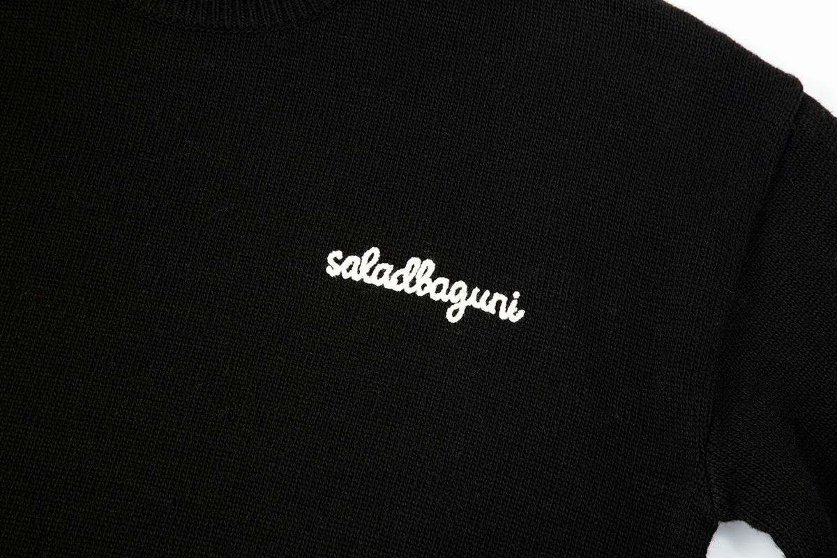 샐러드바구니(SALAD BAGUNI) Lettering Semi-Over Pullover_black