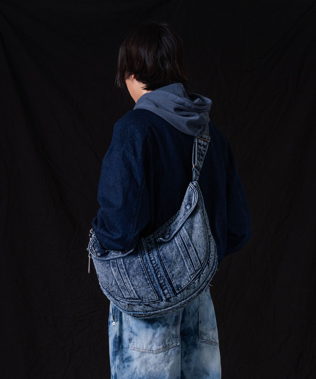 이우가마카라스(IUGAMAKARAS) Washed Denim Shoulder Bag (Blue)
