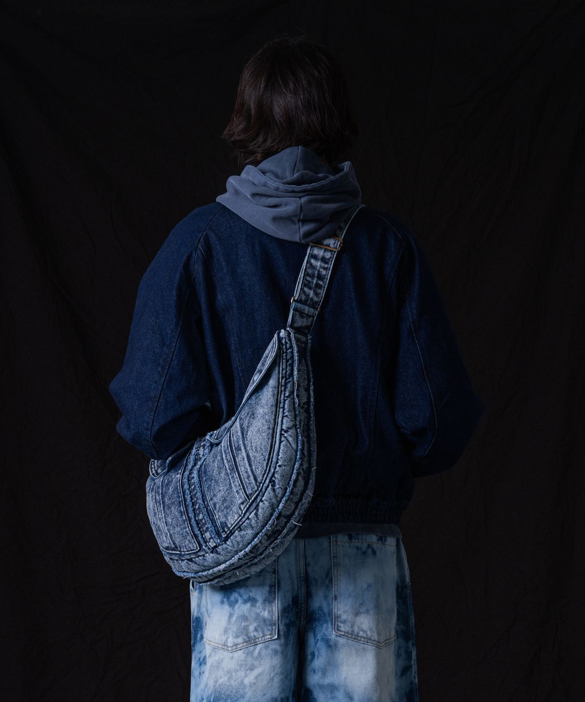 이우가마카라스(IUGAMAKARAS) Washed Denim Shoulder Bag (Blue)