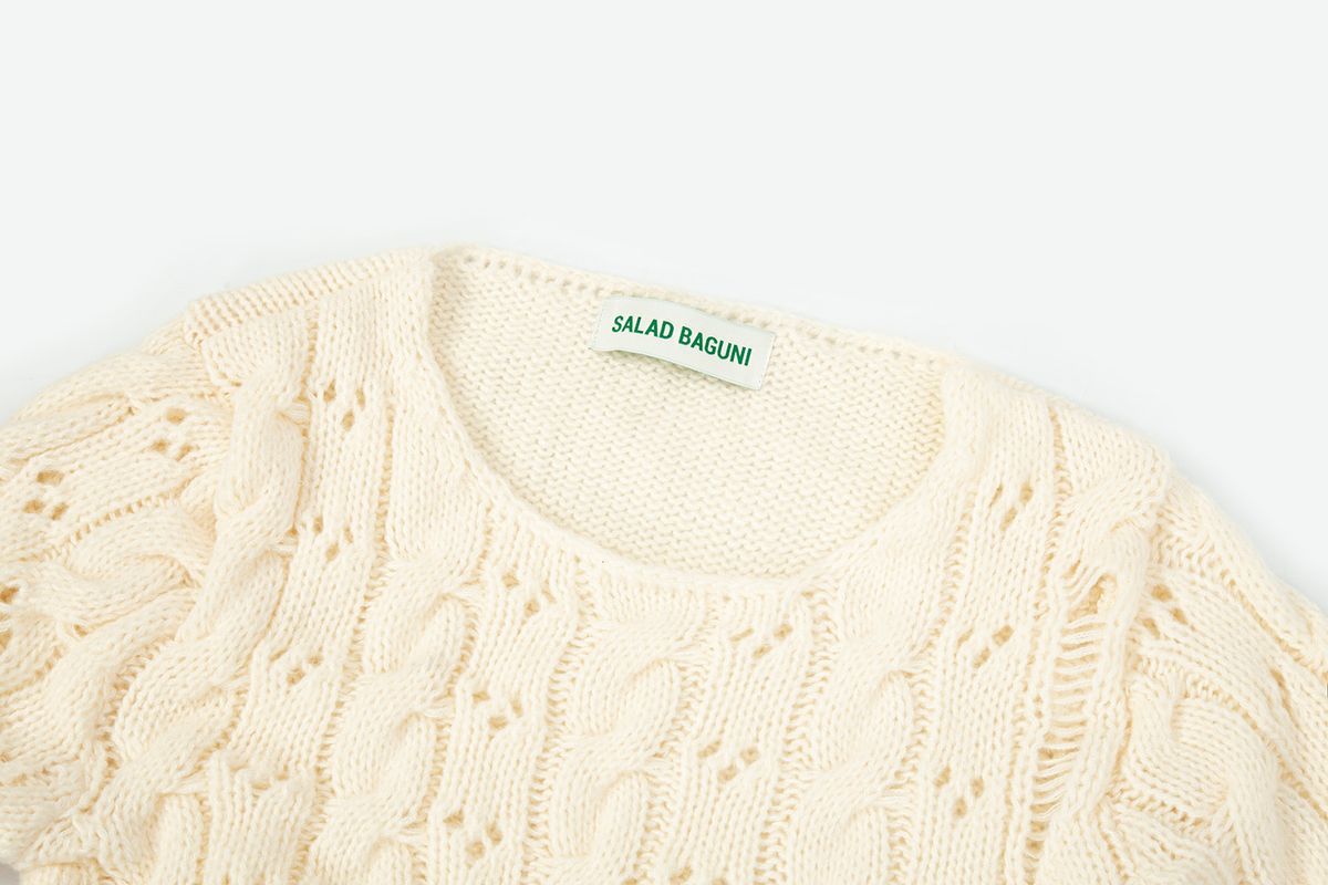 샐러드바구니(SALAD BAGUNI) Damaged Cable Cropped Pullover_ivory