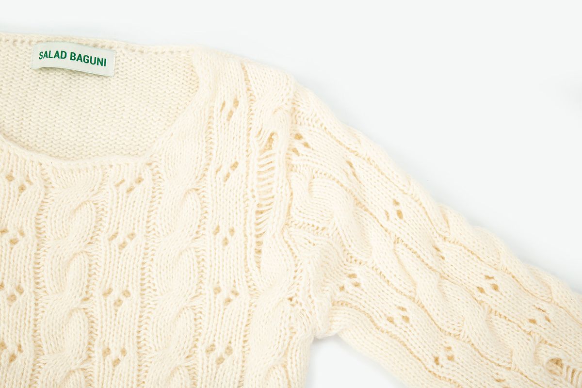 샐러드바구니(SALAD BAGUNI) Damaged Cable Cropped Pullover_ivory