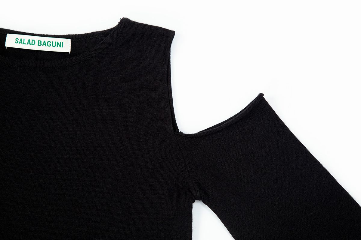 샐러드바구니(SALAD BAGUNI) Compact Off-Shoulder Pullover_black