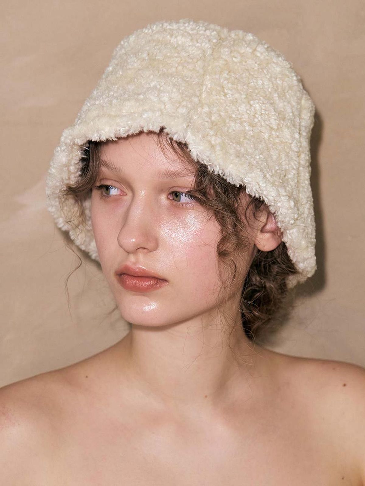 포에지담(POESIEDAME) SHEARLING REVERSIBLE BUCKET HAT IN IVORY