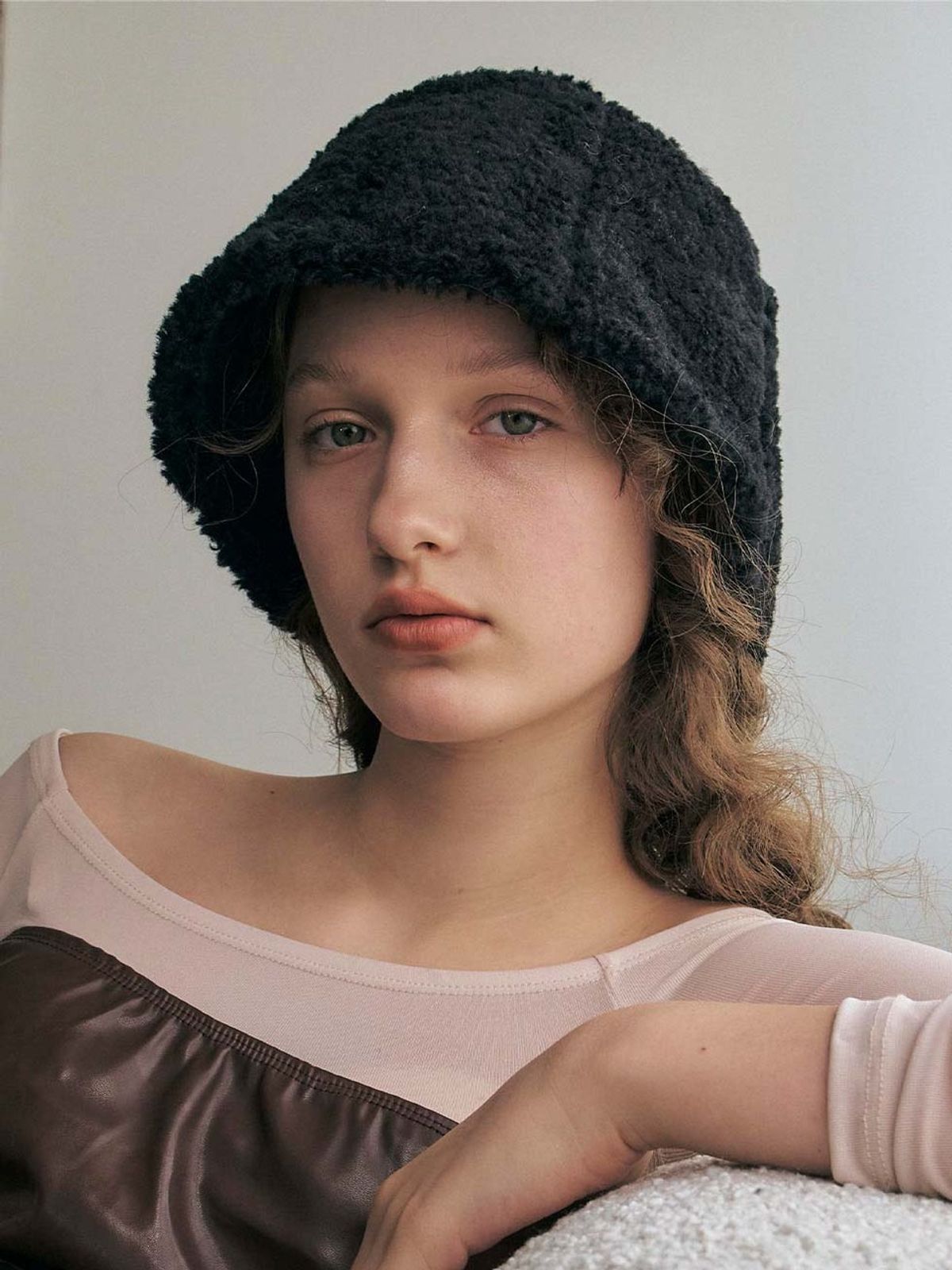포에지담(POESIEDAME) SHEARLING REVERSIBLE BUCKET HAT IN BLACK