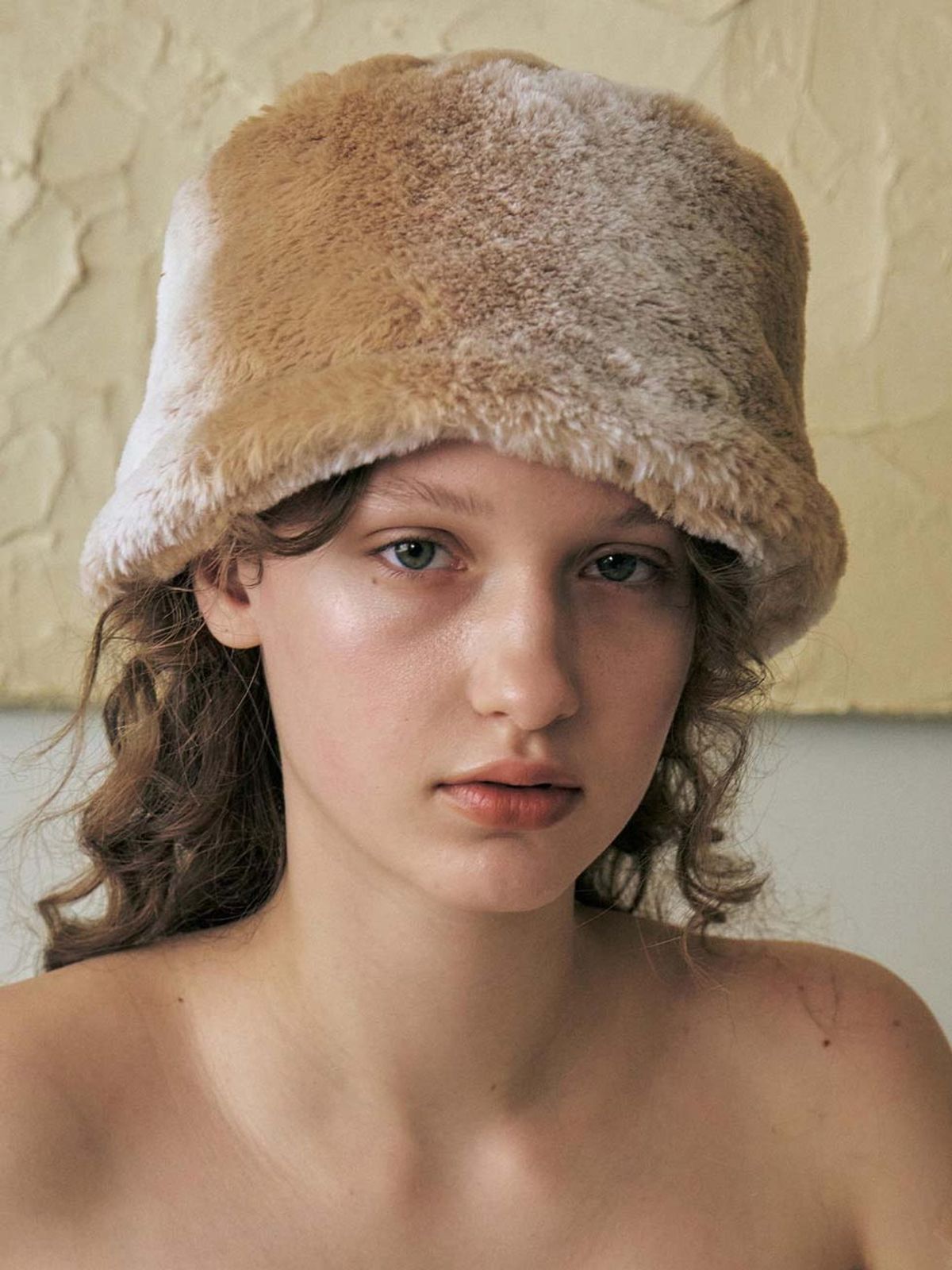 포에지담(POESIEDAME) PETIT FUR MEATEL HAT IN MOCHA POWDERY