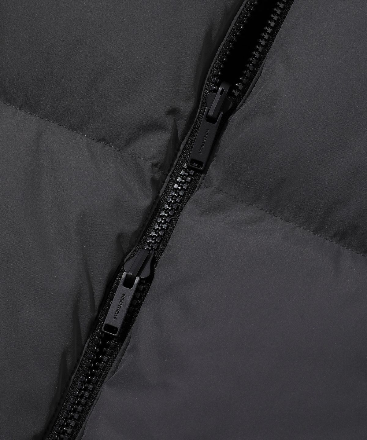 빈트릴(BEENTRILL) 배색 리버시블 컴포트핏 다운패딩(블랙)