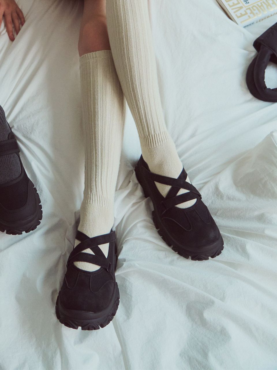 【海外配送可】【送料無料】 MUSINSA公式 (Black) sneakers maryjane strap X ATT | バレエ