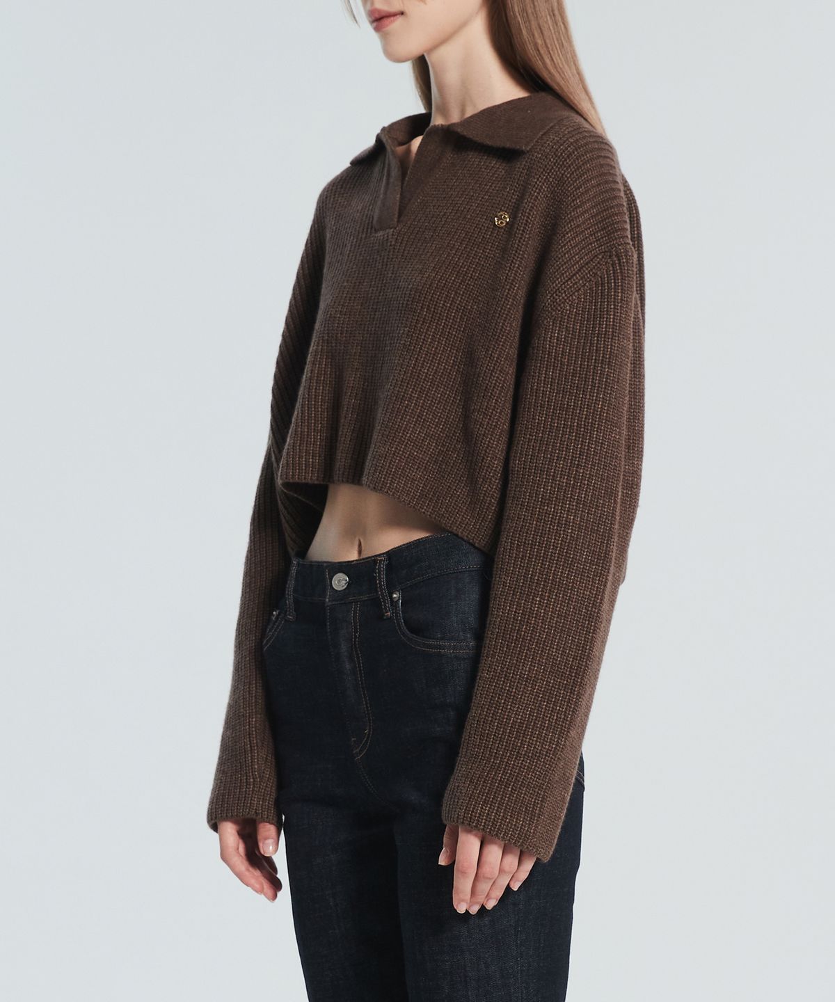 라클레르(RACLEUR) RA 로고 카라 크롭 니트[BROWN]