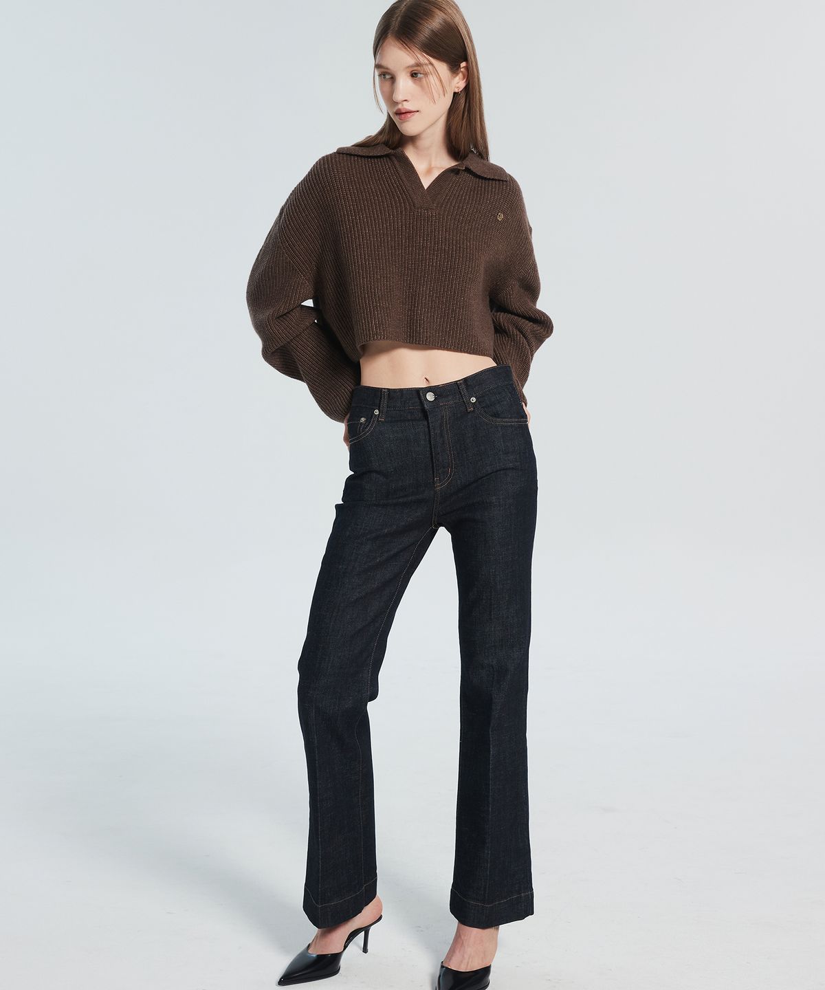 라클레르(RACLEUR) RA 로고 카라 크롭 니트[BROWN]