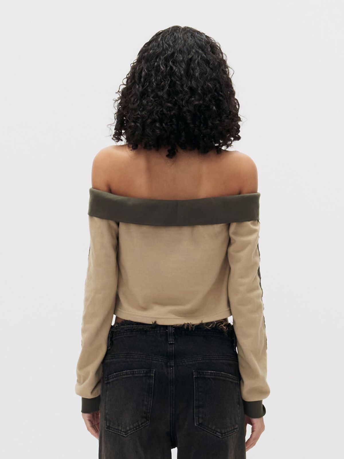 쎄쎄쎄(SETSETSET) OFF-SHOULDER UNIFORM SWEATSHIRT BEGIE