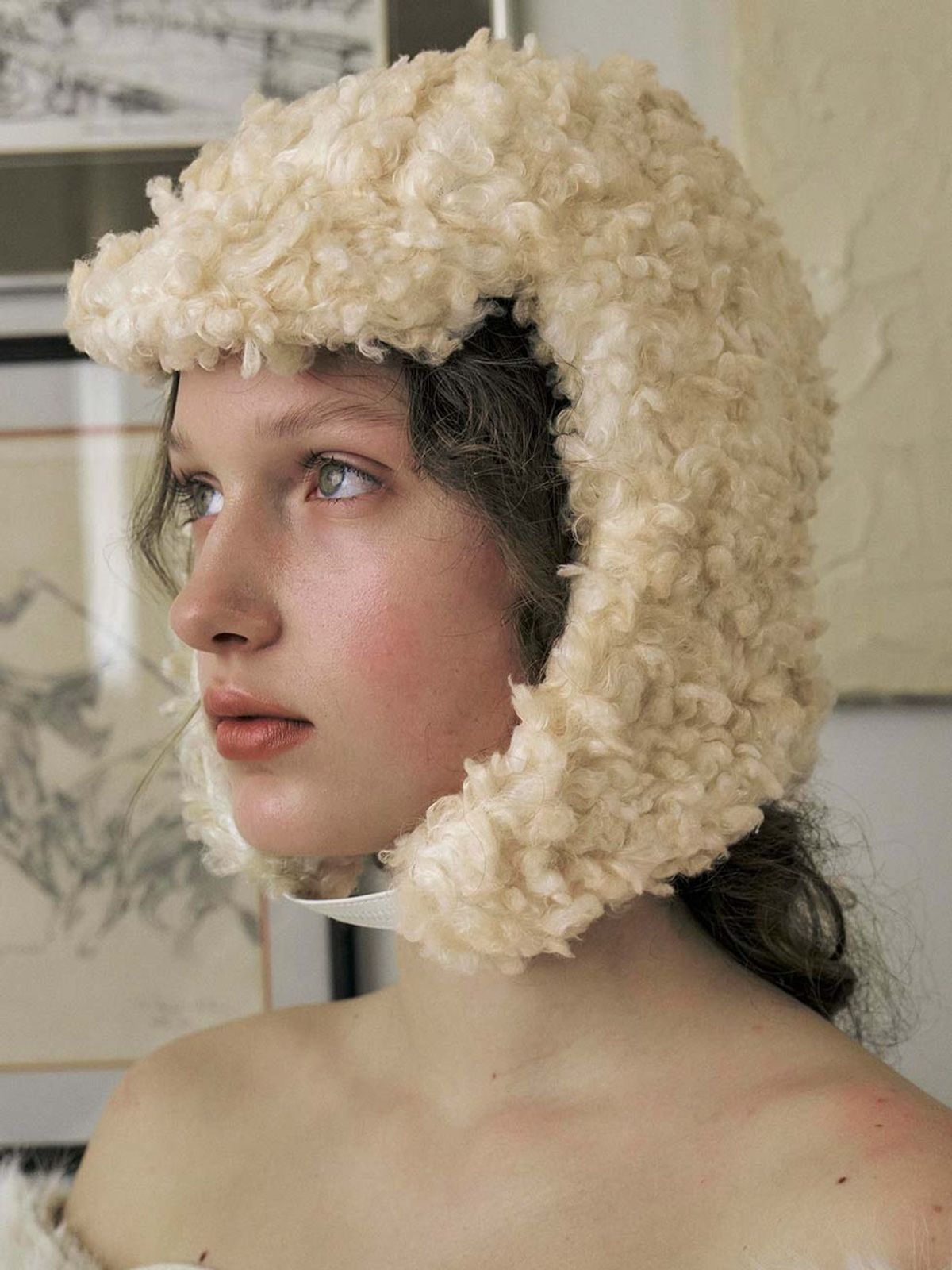 포에지담(POESIEDAME) CURLY EARFLAP HAT IN BEIGE