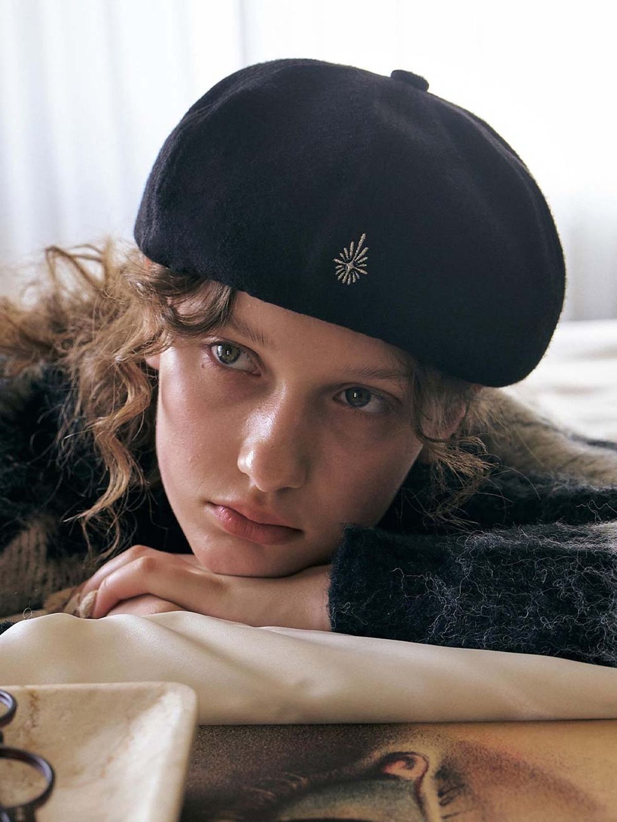 포에지담(POESIEDAME) GLEAM MARGOT HAT IN BLACK