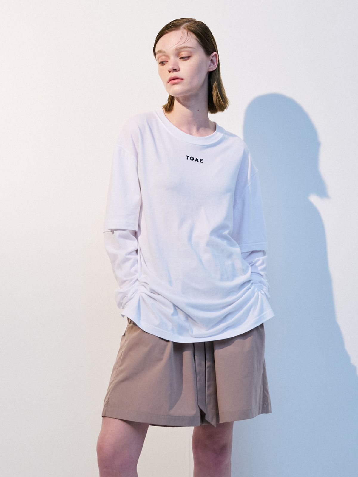 토새(TOSE) 레이어드 로고 티셔츠 화이트