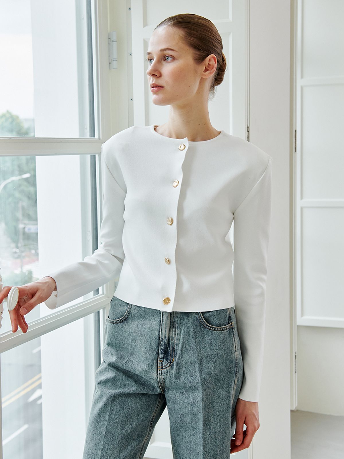 누브(NOUVE) Crop Soft Knit Cardigan - White