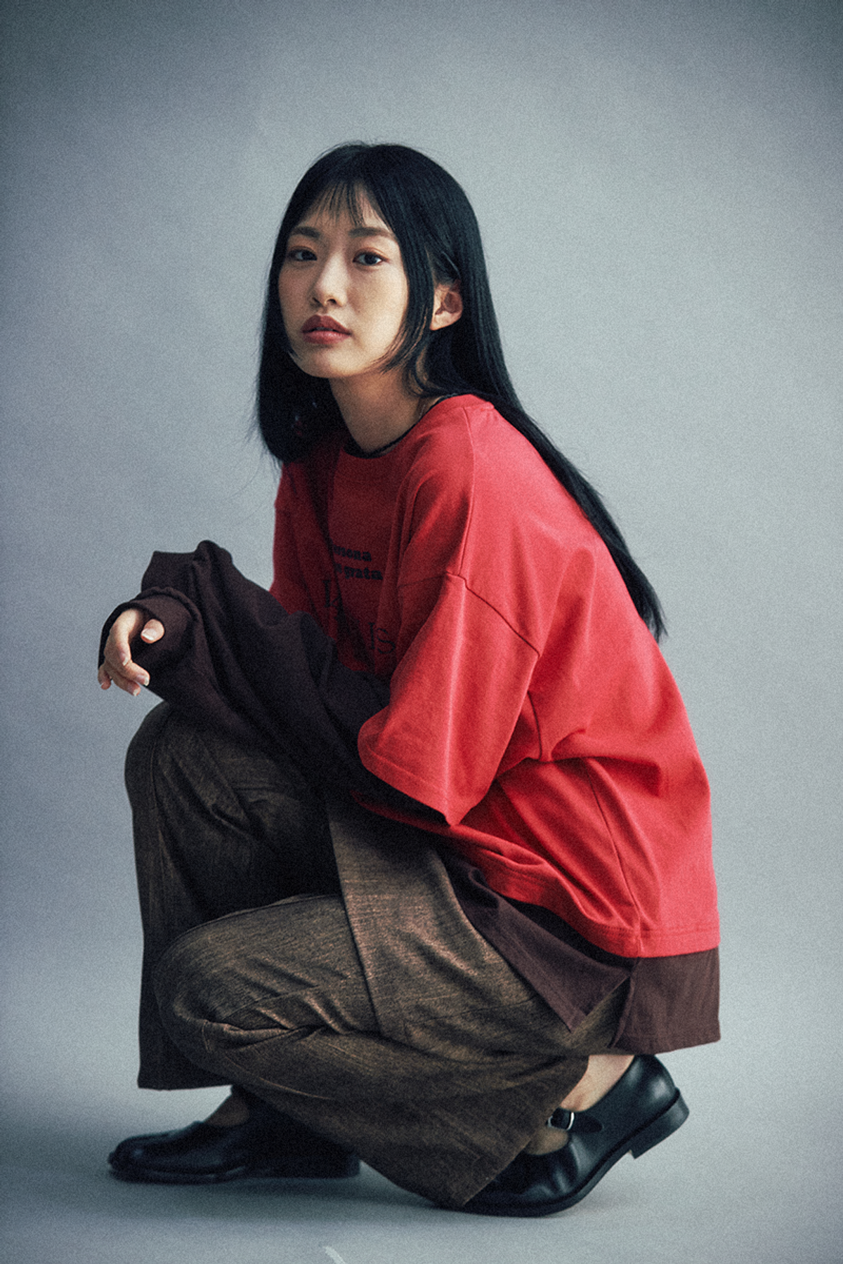 쿠키시(KOOKEESEE) 블랙리스트 레터링 배색 레이어드 티셔츠 (레드/브라운)