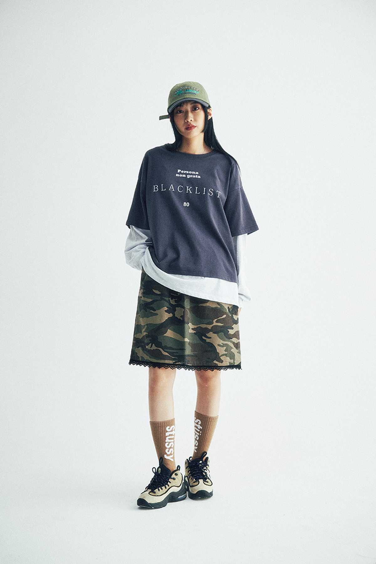 쿠키시(KOOKEESEE) 블랙리스트 레터링 배색 레이어드 티셔츠 (차콜/메란지)