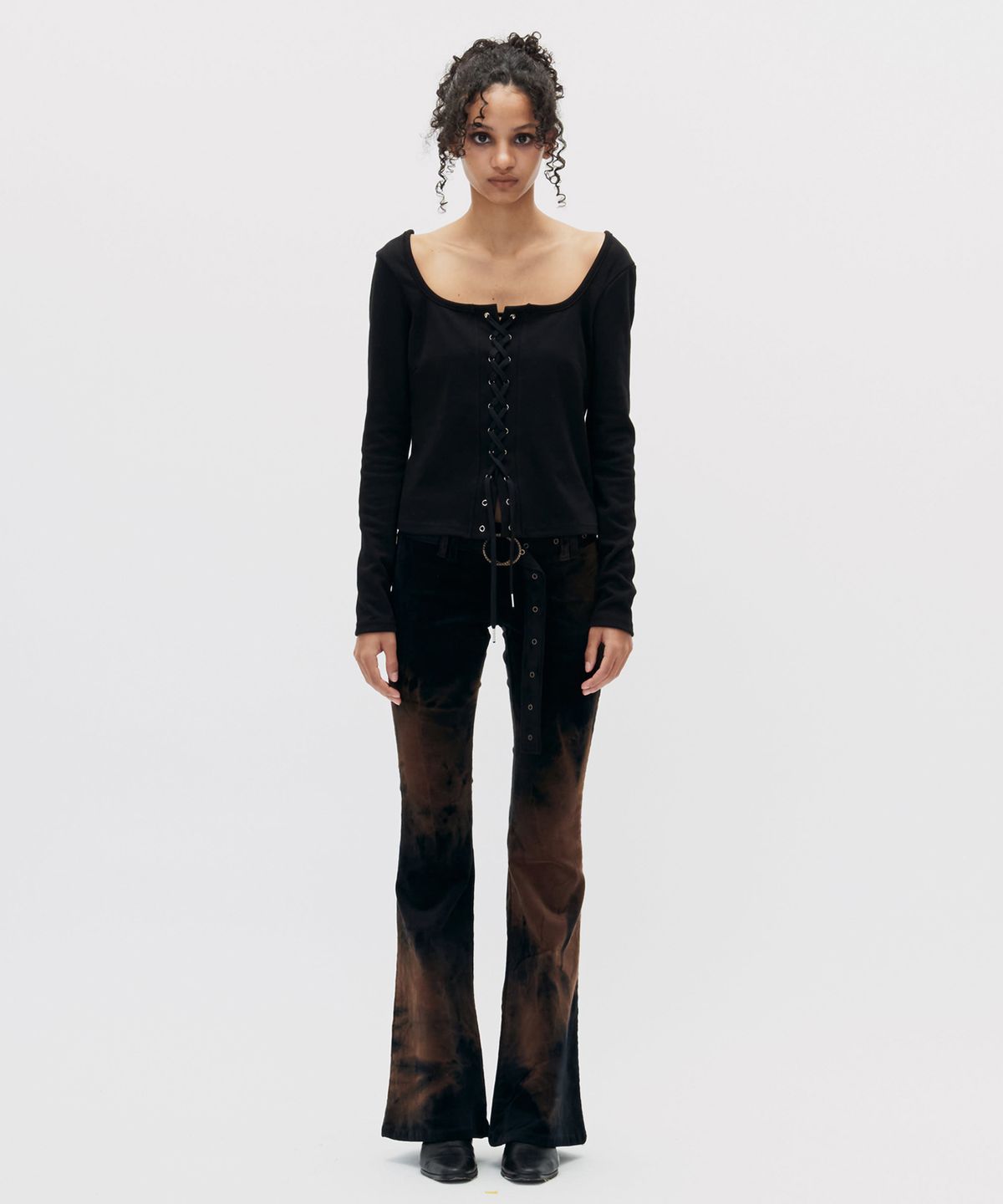 쎄쎄쎄(SETSETSET) SQUARE NECK LACEUP T-SHIRT BLACK