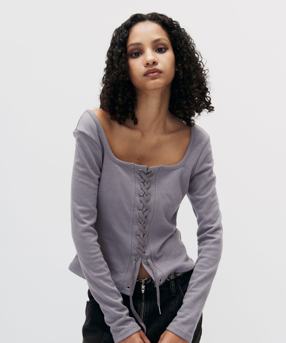 쎄쎄쎄(SETSETSET) SQUARE NECK LACEUP T-SHIRT GREYSH LILAC