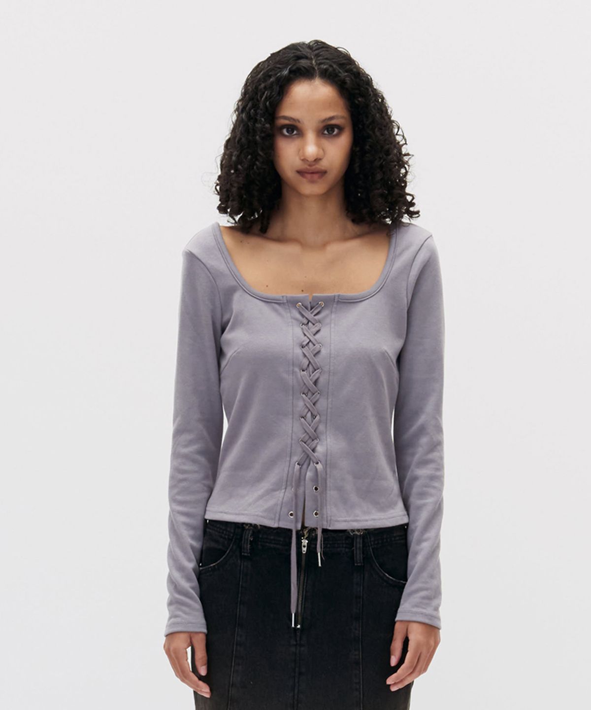 쎄쎄쎄(SETSETSET) SQUARE NECK LACEUP T-SHIRT GREYSH LILAC