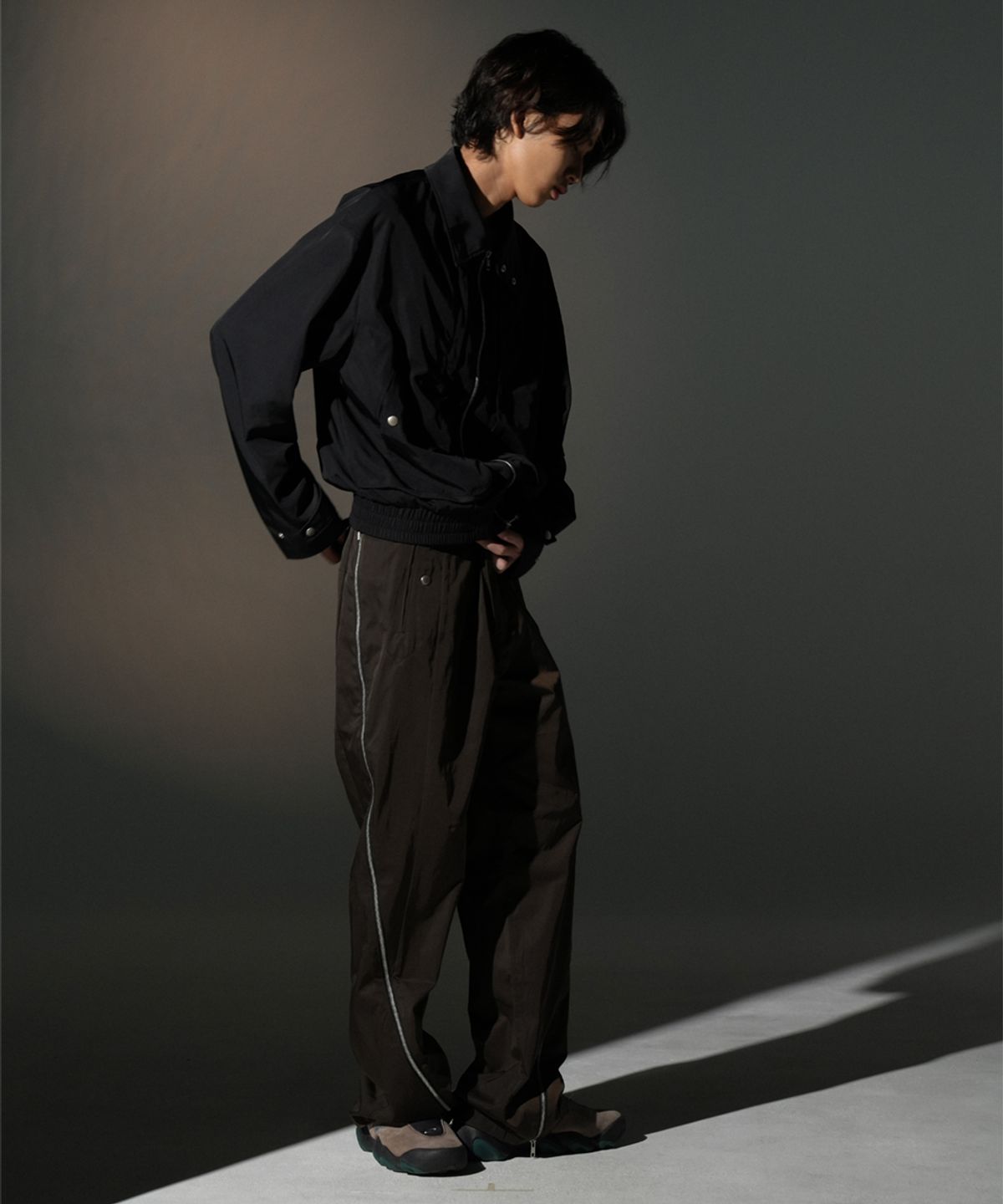 그레일즈(GRAILZ) TWIST ZIP TROUSER [BROWN]