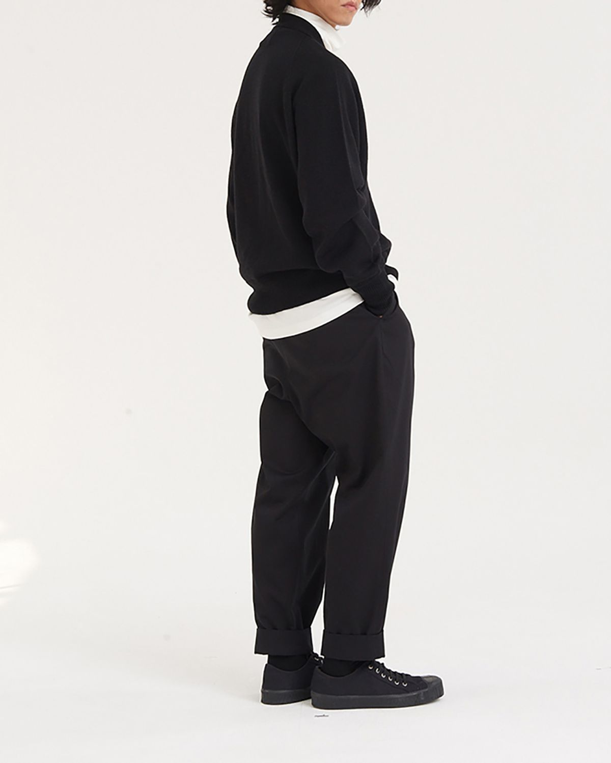 히즈핸더(HISHANDER) ONE PLEATS TAPERED PANTS