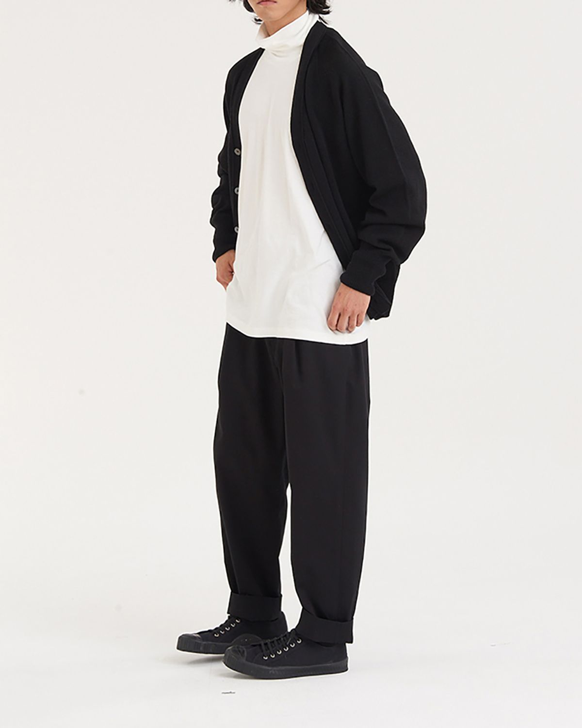 히즈핸더(HISHANDER) ONE PLEATS TAPERED PANTS