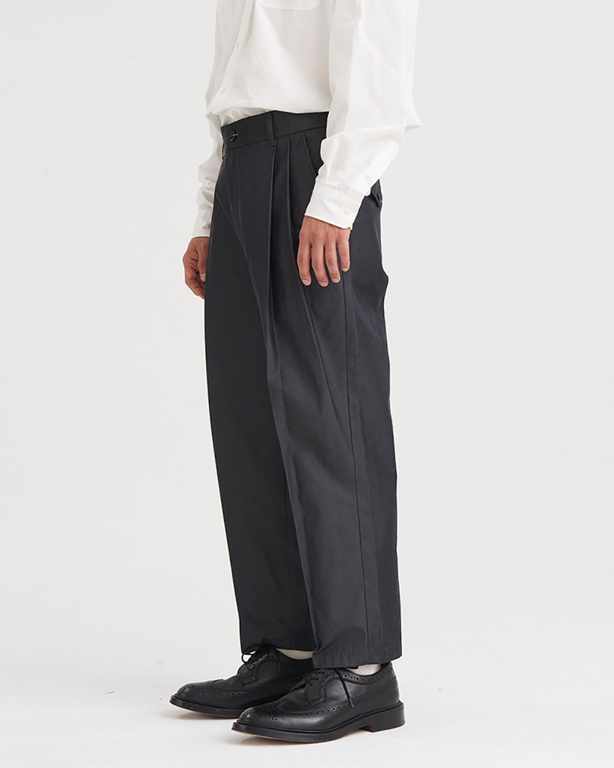 히즈핸더(HISHANDER) TWO PLEATS TAPERED PANTS
