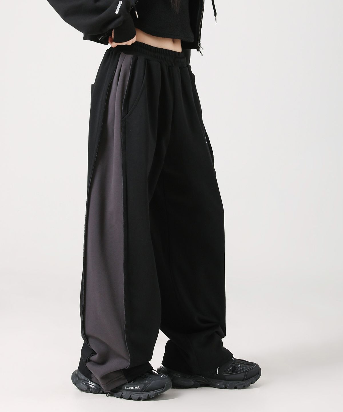 어반드레스(AVANDRESS) Simon Side-color Pants DARK GREY