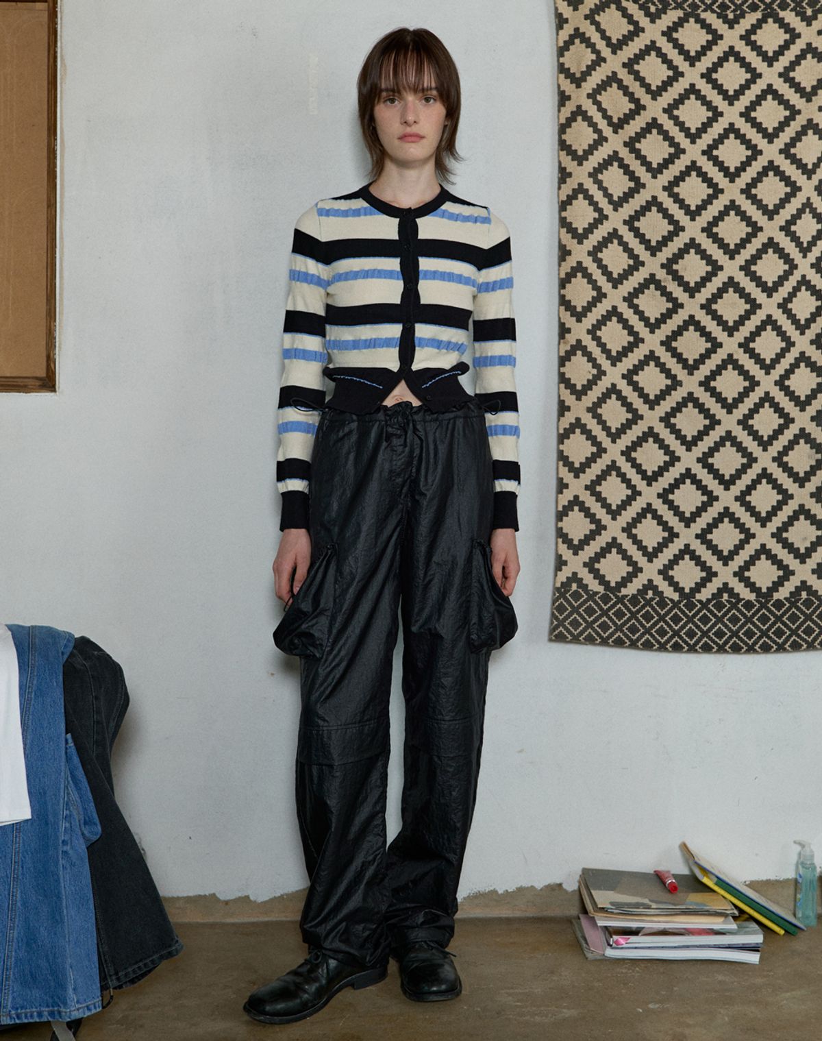 아옵트(AOPT) SHIRRING PARACHUTE PANTS - BLACK