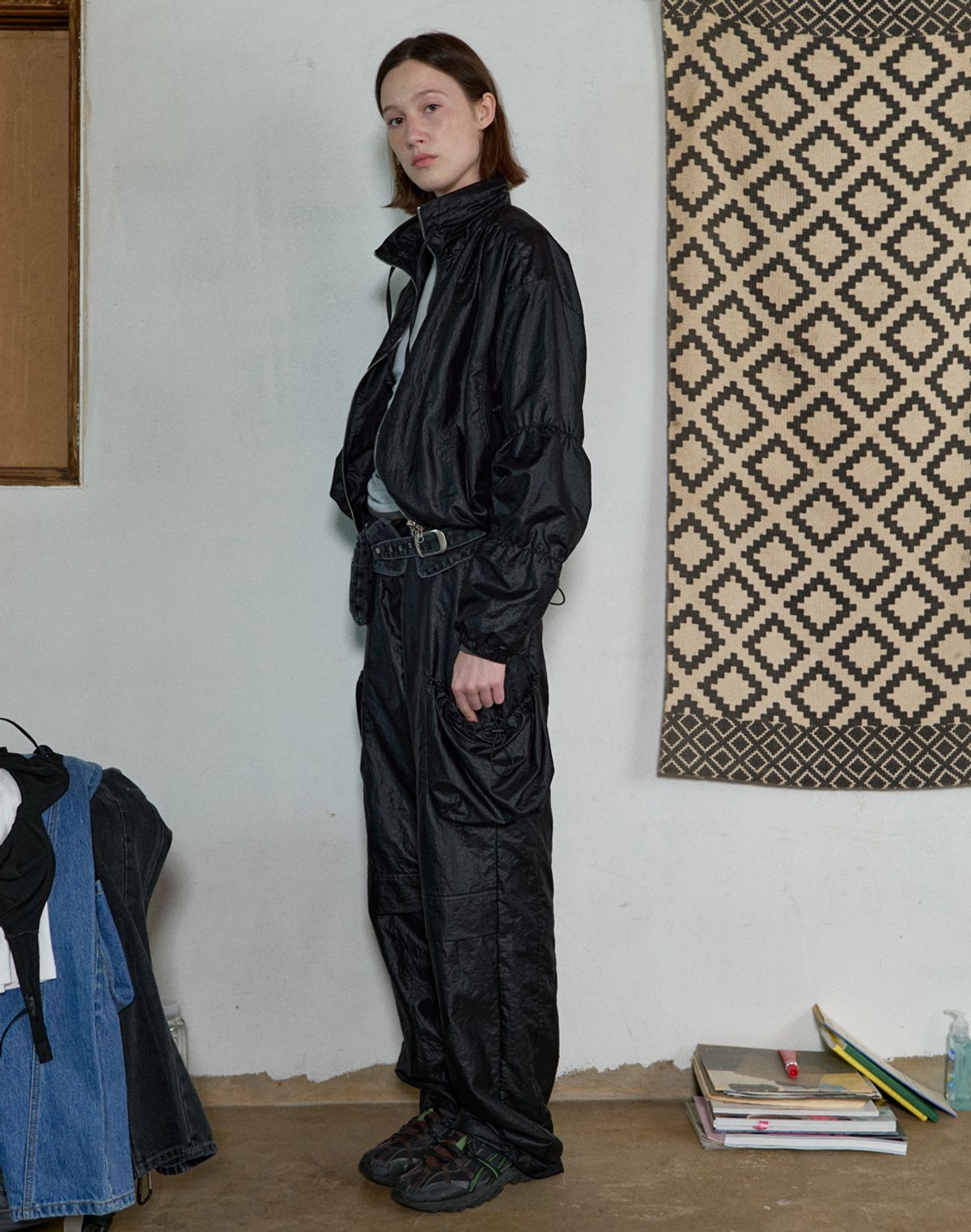 아옵트(AOPT) HIGH NECK SHIRRING BLOUSON - BLACK