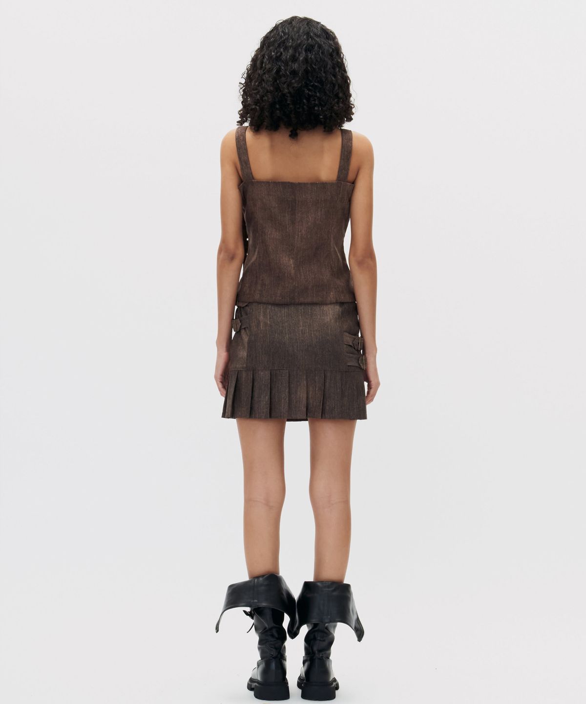 쎄쎄쎄(SETSETSET) SIGNATURE CROSSOVER FAKE DENIM PLEATS SKIRT BROWN