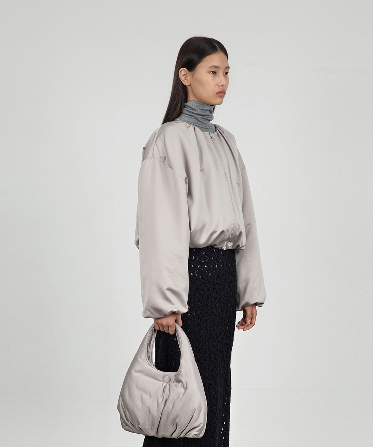 아모멘토(AMOMENTO) SILKY PADDED CROP JUMPER_BEIGE