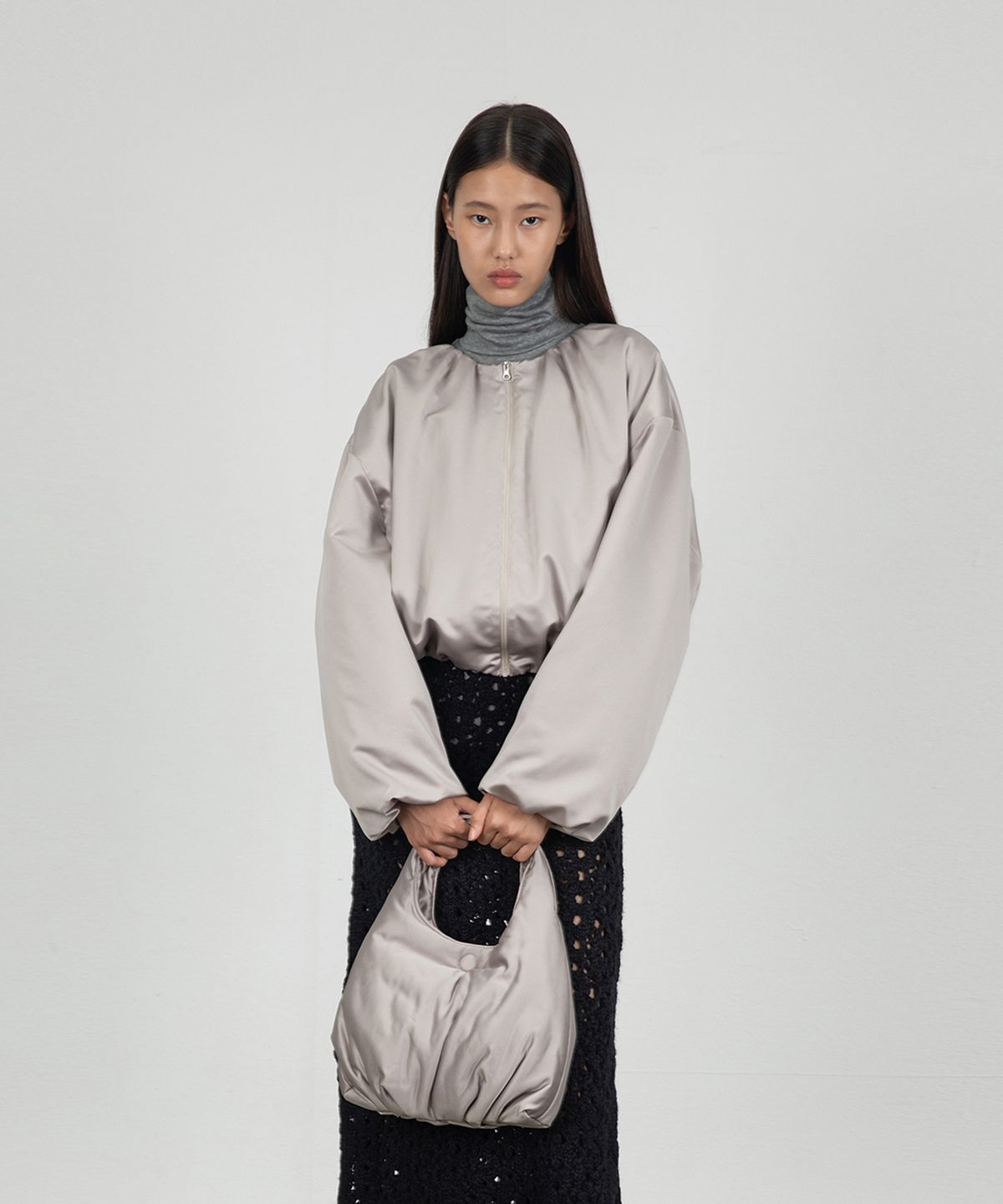 아모멘토(AMOMENTO) SILKY PADDED CROP JUMPER_BEIGE