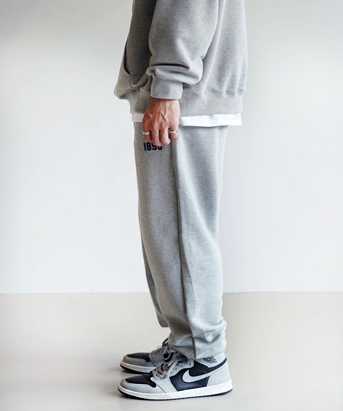 더마일(THEMILE) 1898 GARMENTS SWEAT PANTS[GREY]