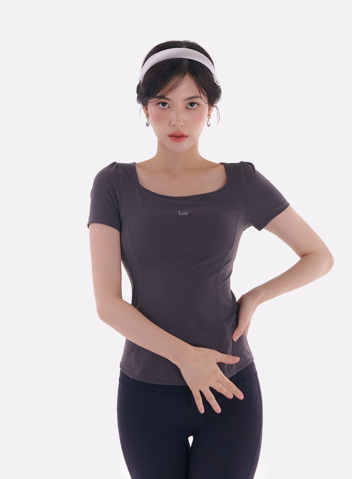 레르(LER) 숏 슬리브 스퀘어넥 탑 차콜 L23TS01CH