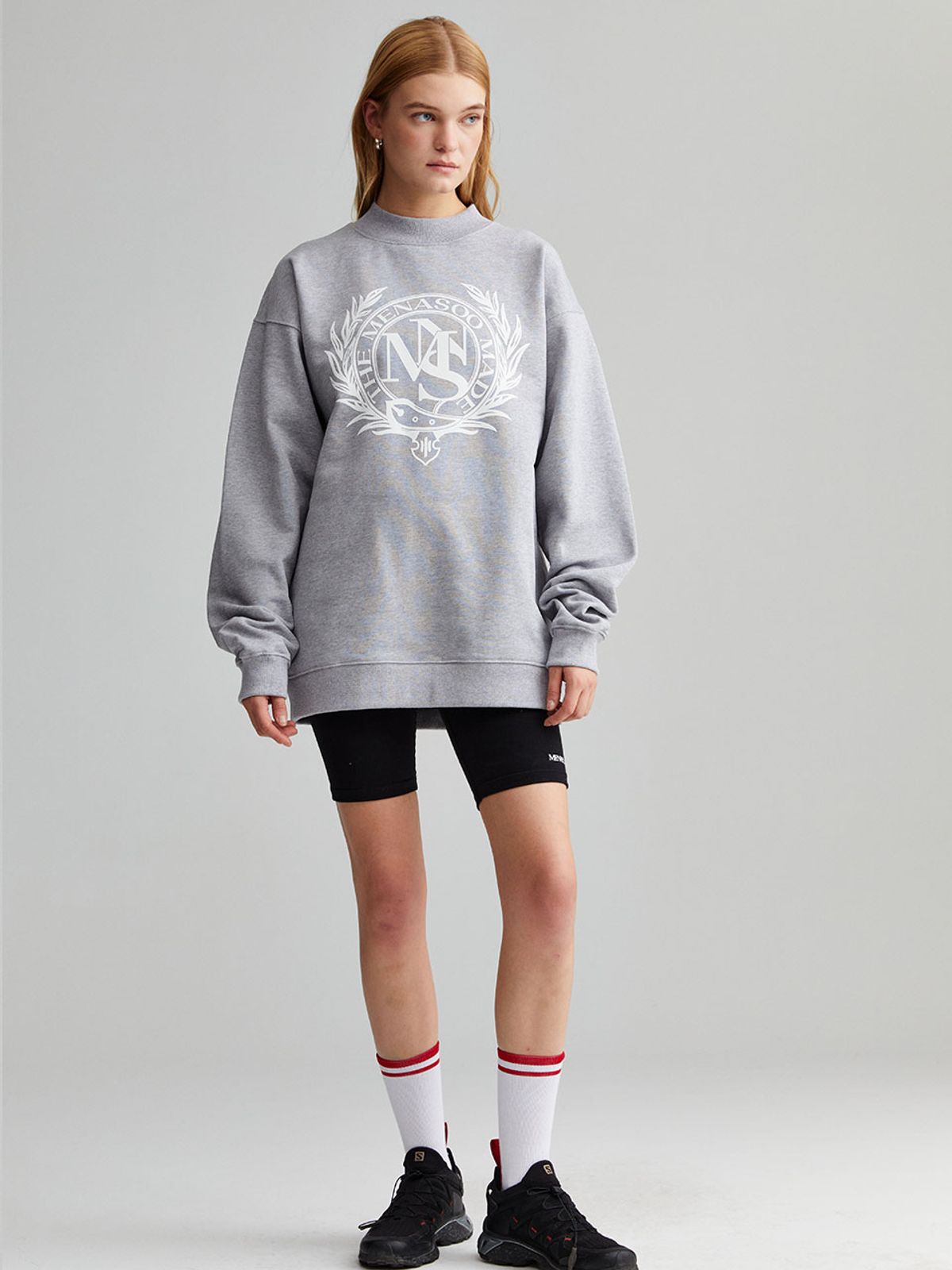 미나수(MENASOO) UNISEX HERITAGE EMBLEM MOCK-NECK SWEATSHIRT MELANGE