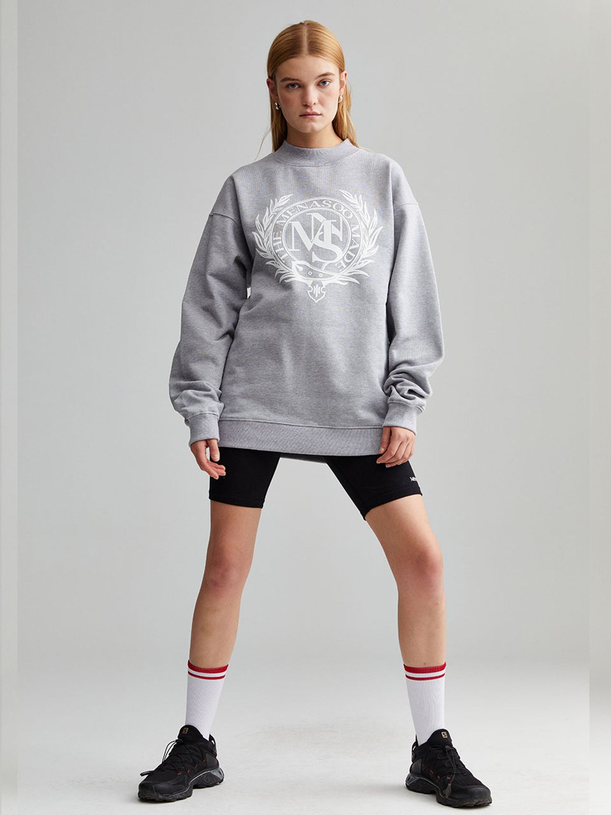 미나수(MENASOO) UNISEX HERITAGE EMBLEM MOCK-NECK SWEATSHIRT MELANGE