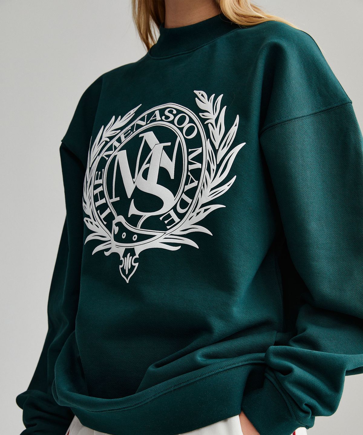 미나수(MENASOO) UNISEX HERITAGE EMBLEM MOCK-NECK SWEATSHIRT GREEN