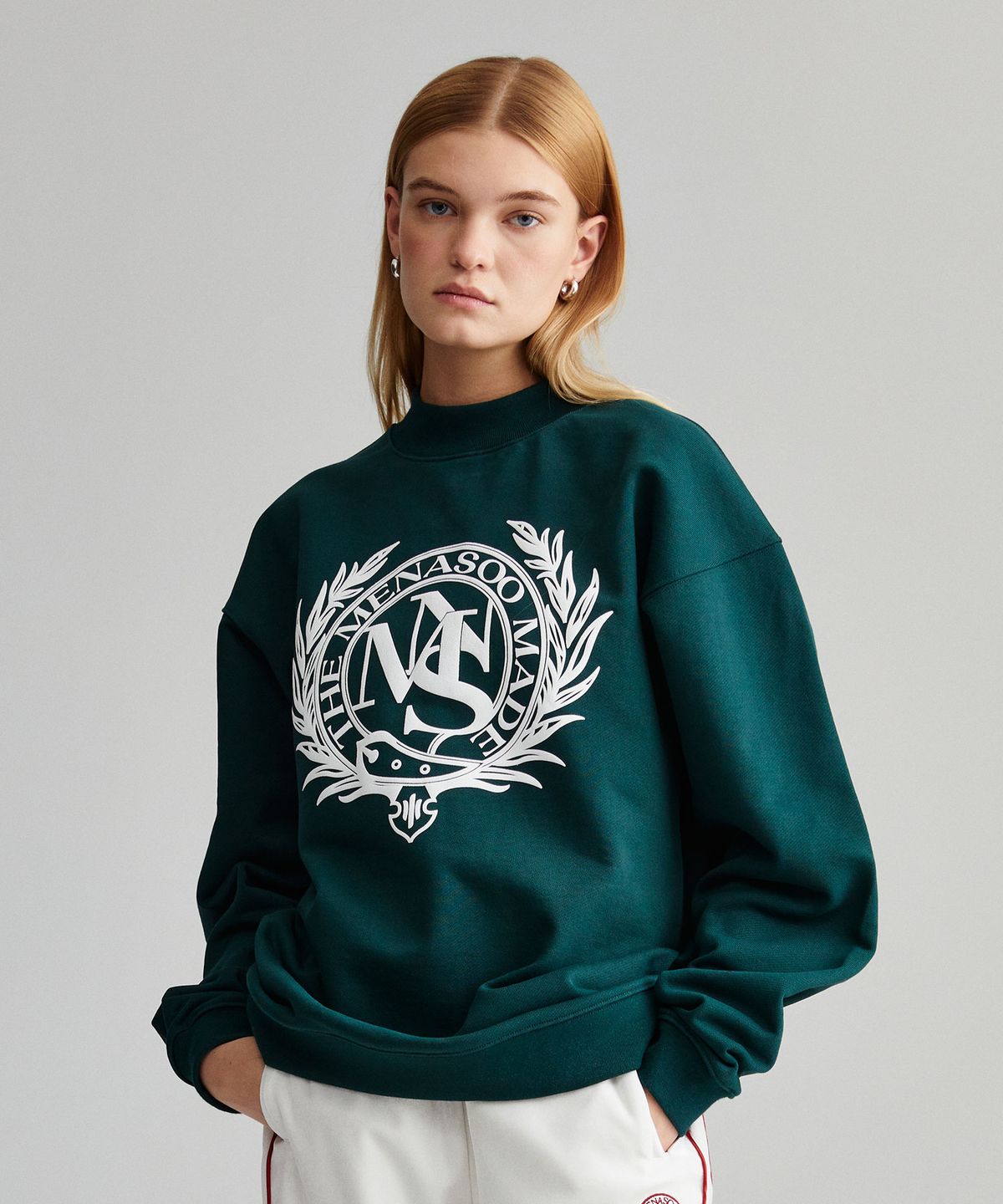 미나수(MENASOO) UNISEX HERITAGE EMBLEM MOCK-NECK SWEATSHIRT GREEN