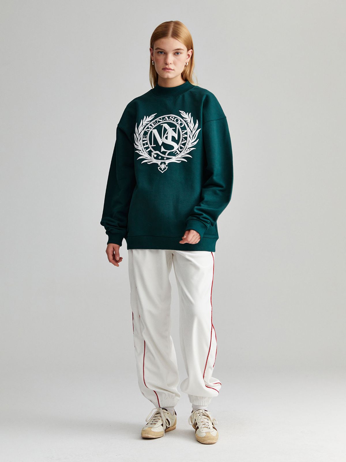 미나수(MENASOO) UNISEX HERITAGE EMBLEM MOCK-NECK SWEATSHIRT GREEN