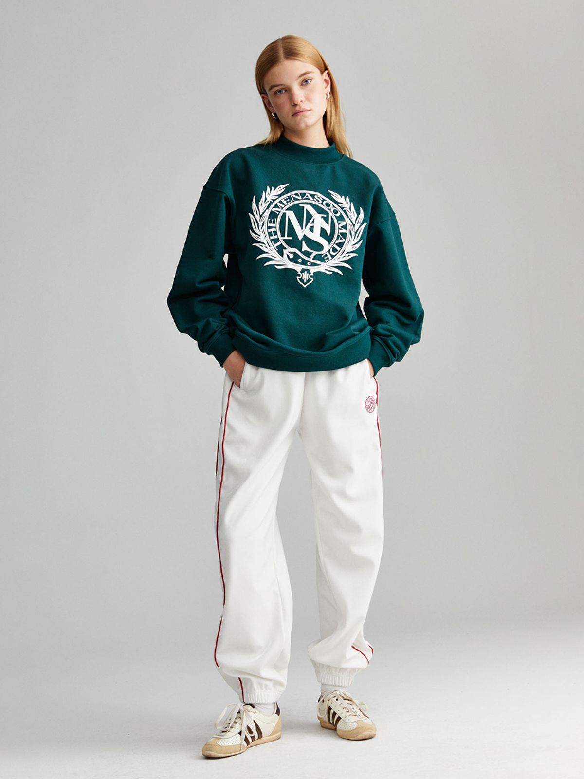 미나수(MENASOO) UNISEX HERITAGE EMBLEM MOCK-NECK SWEATSHIRT GREEN