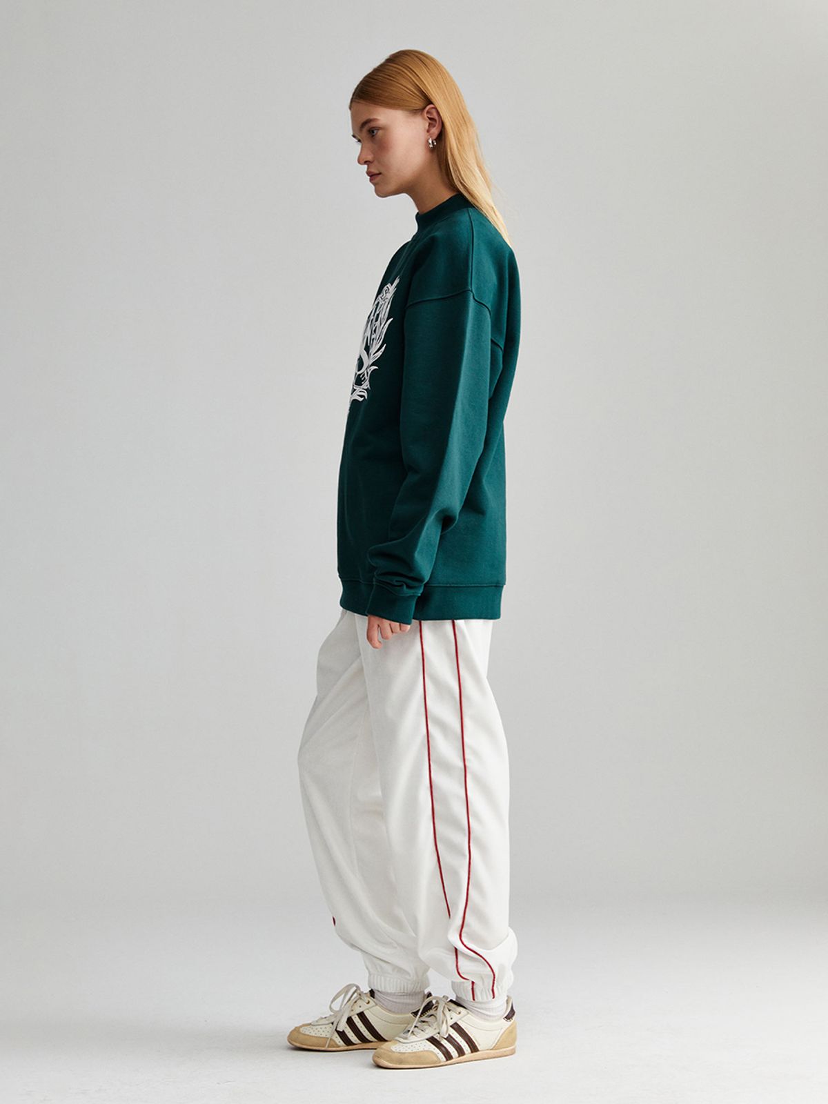 미나수(MENASOO) UNISEX HERITAGE EMBLEM MOCK-NECK SWEATSHIRT GREEN
