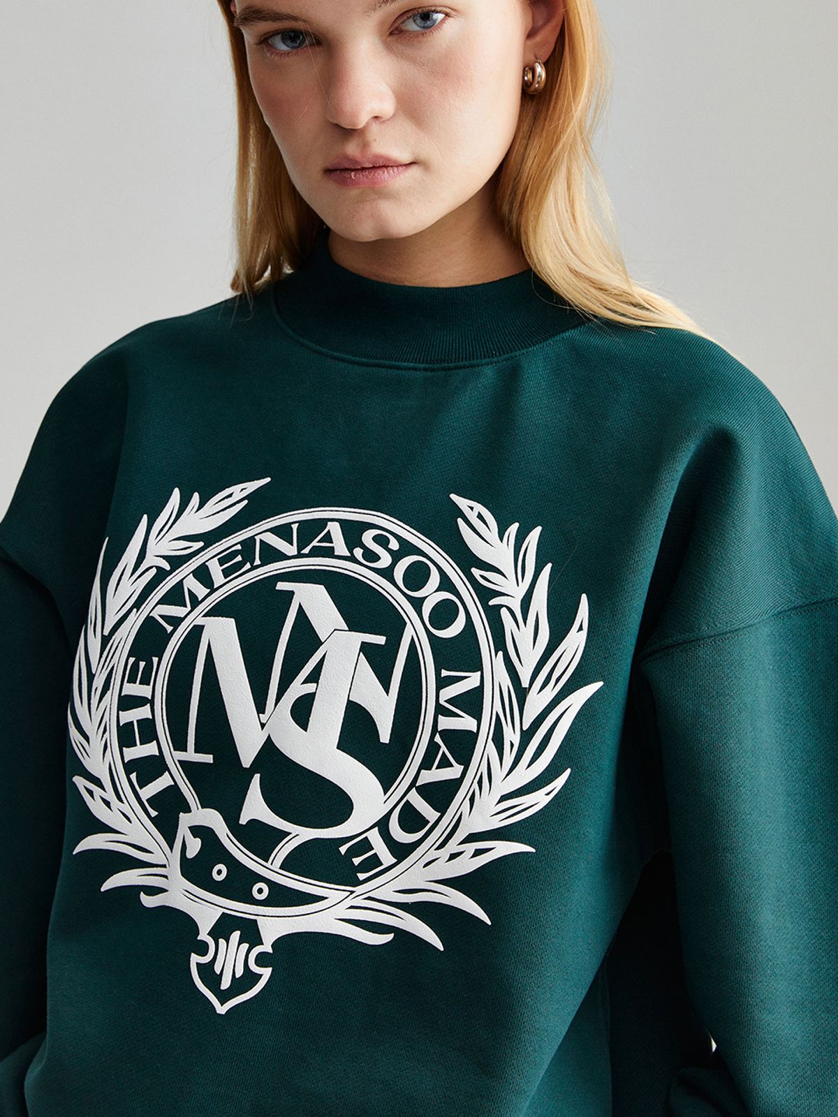 미나수(MENASOO) UNISEX HERITAGE EMBLEM MOCK-NECK SWEATSHIRT GREEN