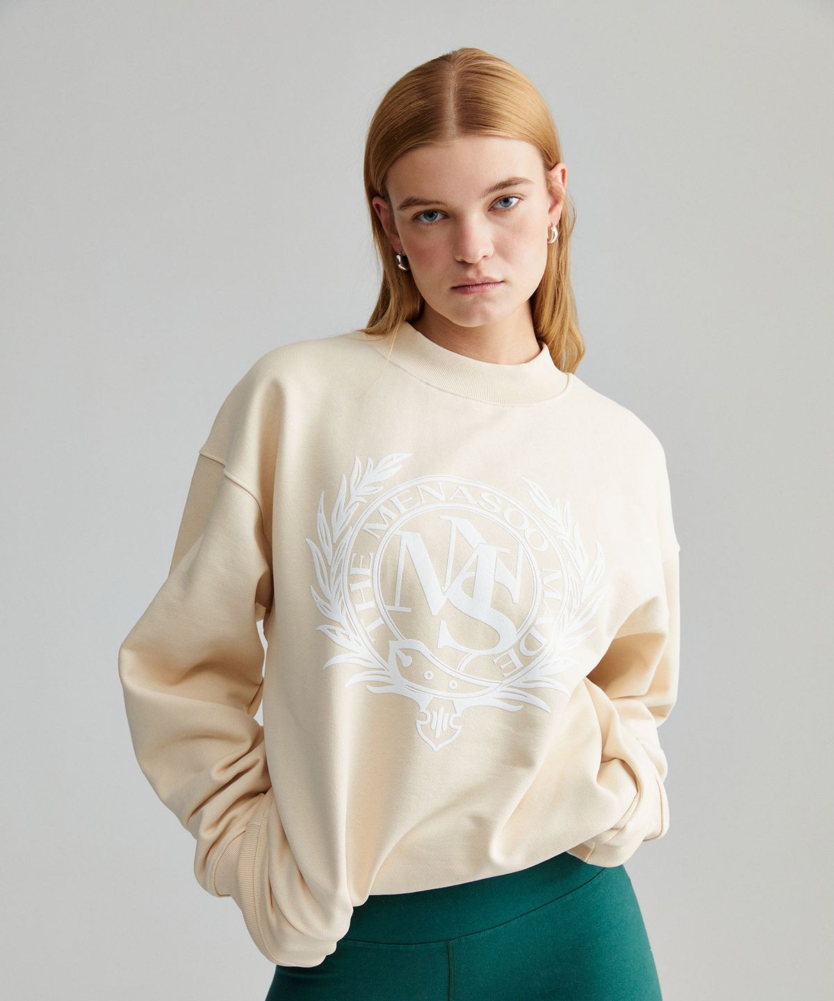 미나수(MENASOO) UNISEX HERITAGE EMBLEM MOCK-NECK SWEATSHIRT IVORY