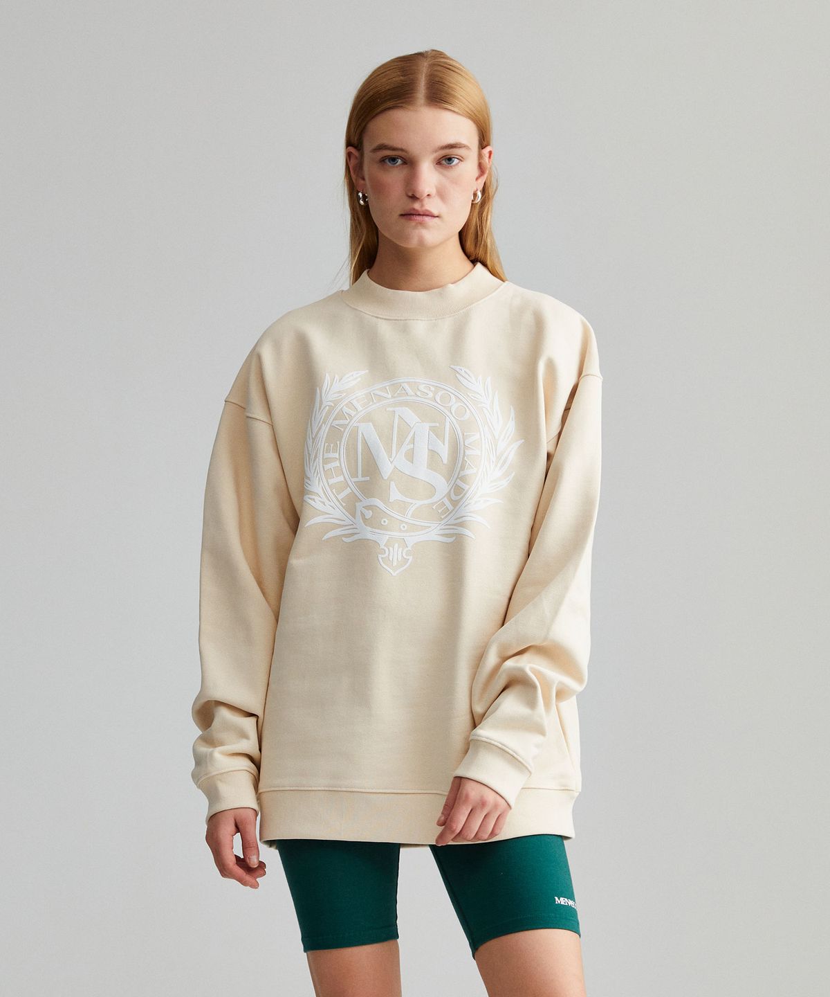 미나수(MENASOO) UNISEX HERITAGE EMBLEM MOCK-NECK SWEATSHIRT IVORY