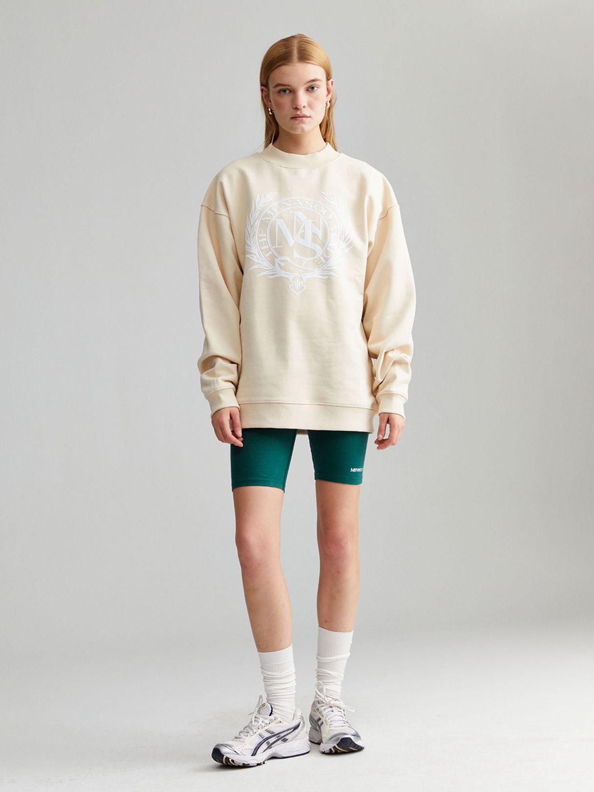 미나수(MENASOO) UNISEX HERITAGE EMBLEM MOCK-NECK SWEATSHIRT IVORY