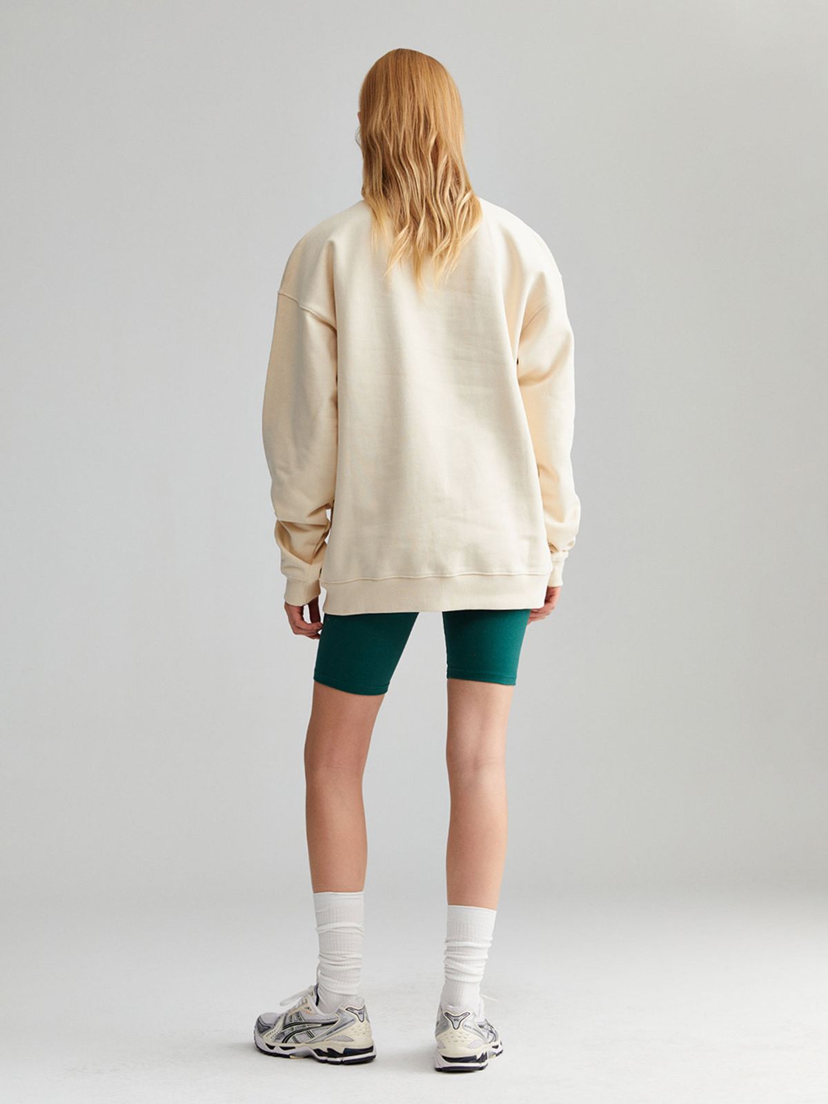 미나수(MENASOO) UNISEX HERITAGE EMBLEM MOCK-NECK SWEATSHIRT IVORY