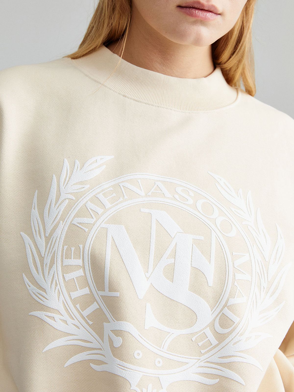미나수(MENASOO) UNISEX HERITAGE EMBLEM MOCK-NECK SWEATSHIRT IVORY