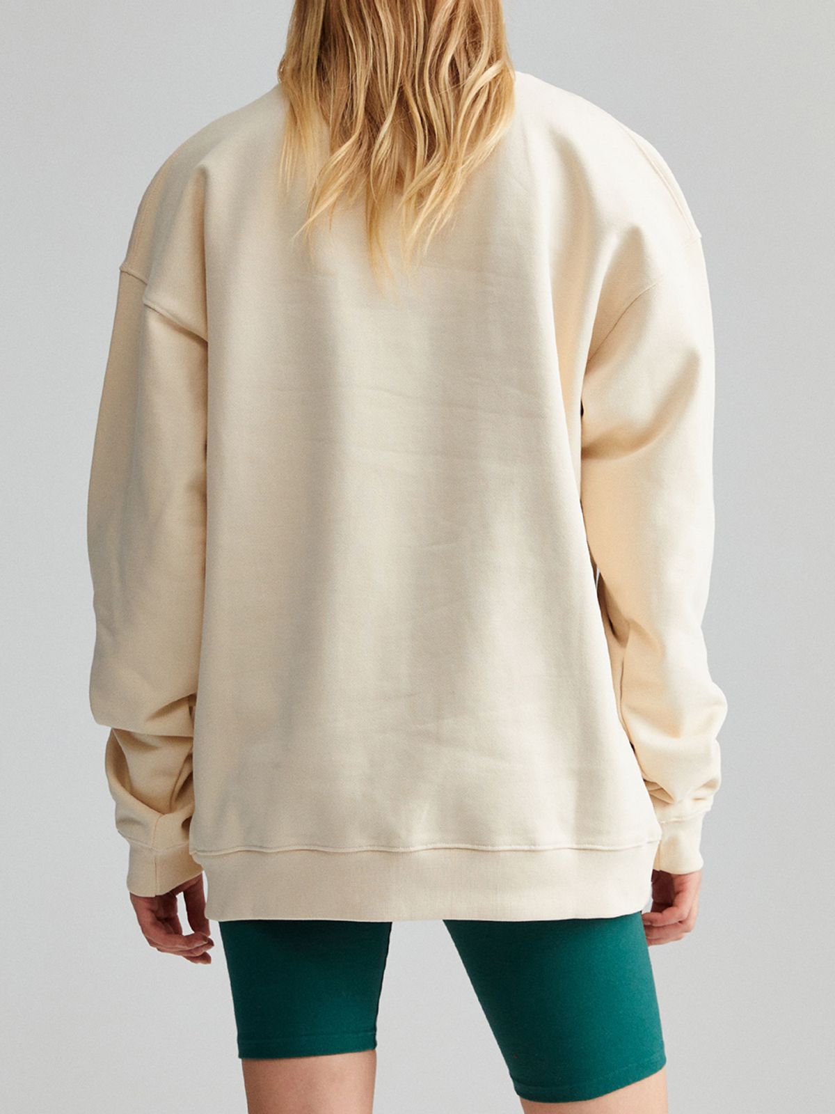 미나수(MENASOO) UNISEX HERITAGE EMBLEM MOCK-NECK SWEATSHIRT IVORY